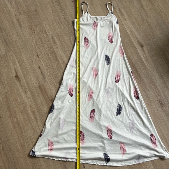 White dress with feathers - Picture 2 of 4